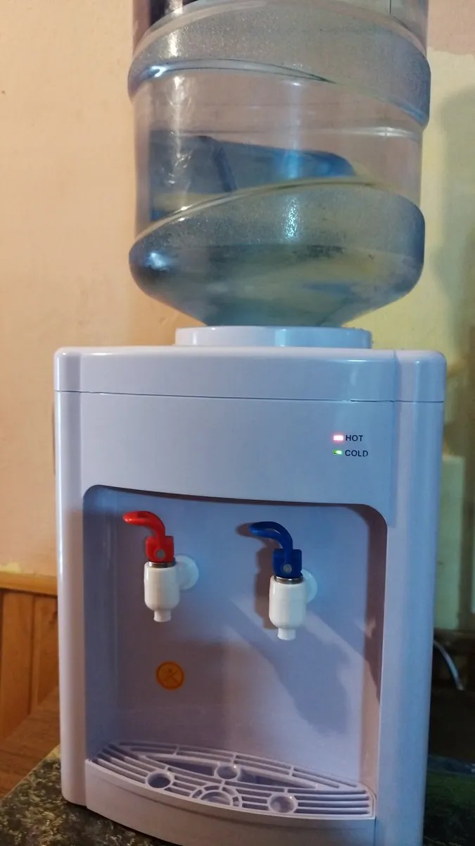 Foto de un dispensador Premier de mesa compartida por un comprador