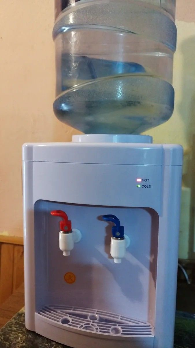 Foto de un dispensador Premier de mesa compartida por un comprador